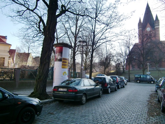 Mit Blick auf die Pauluskirche. Diese Litfaßsäule steht in der Maxim-Gorki-Straße.